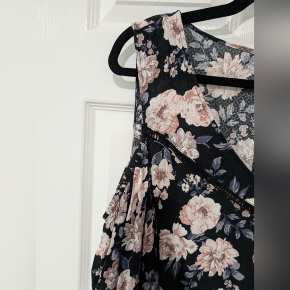 Torrid Black Floral Textured Woven With Eyelet Trim Cold Shoulder Top Size 1 - Picture 4 of 15